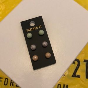 3 set earrings org $3.90( bundles negotiable)